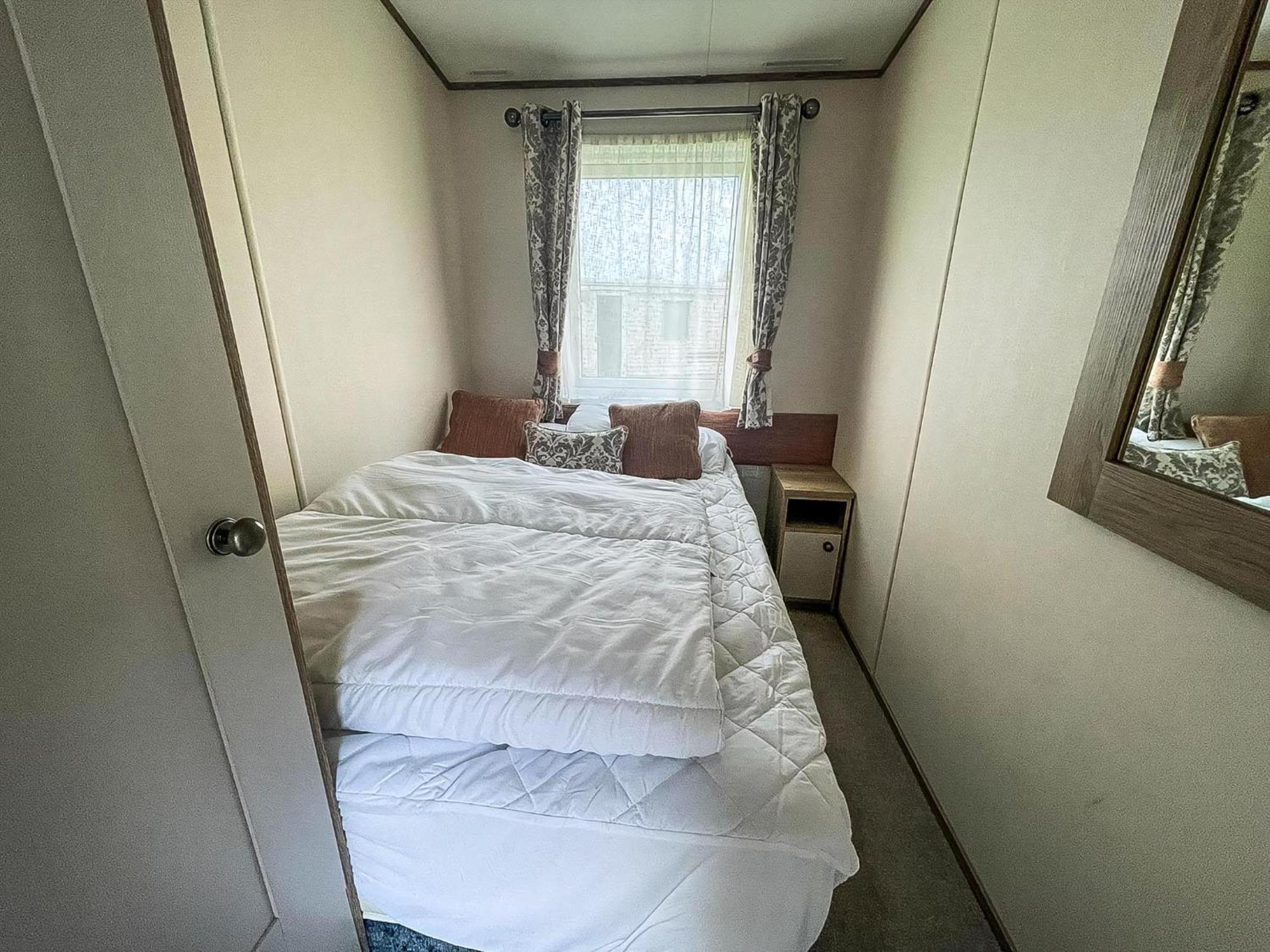 Stunning 8 Berth Caravan With Decking At Kessingland Beach Ref 90017D Benacre Exteriör bild