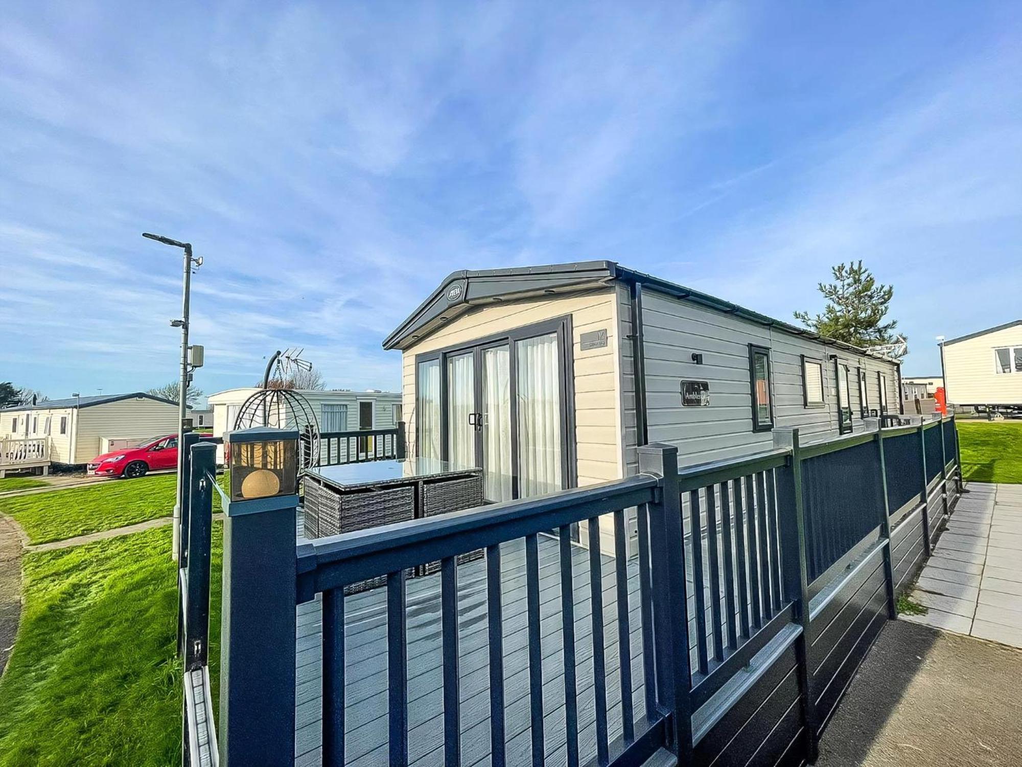 Stunning 8 Berth Caravan With Decking At Kessingland Beach Ref 90017D Benacre Exteriör bild