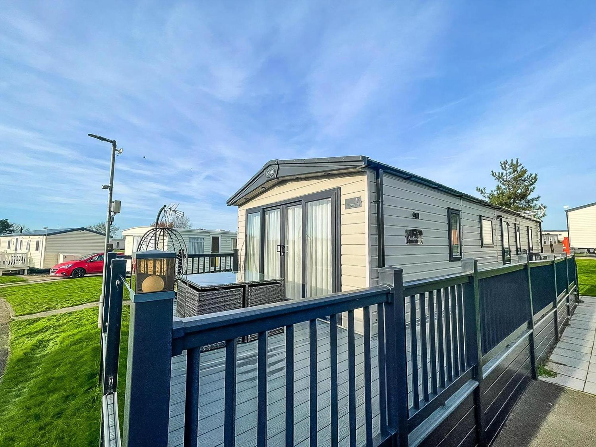 Stunning 8 Berth Caravan With Decking At Kessingland Beach Ref 90017D Benacre Exteriör bild